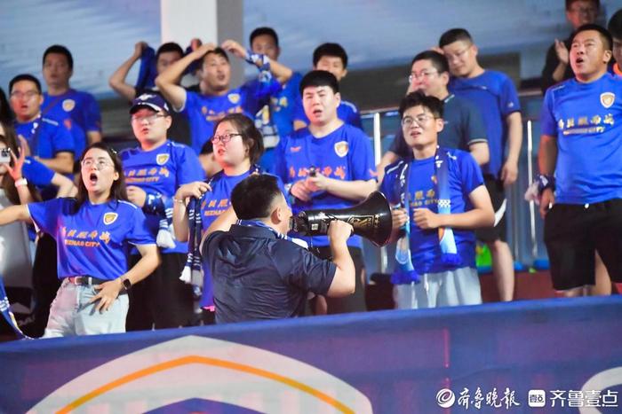 足球球迷为支持球队举行特别活动，聚集人气