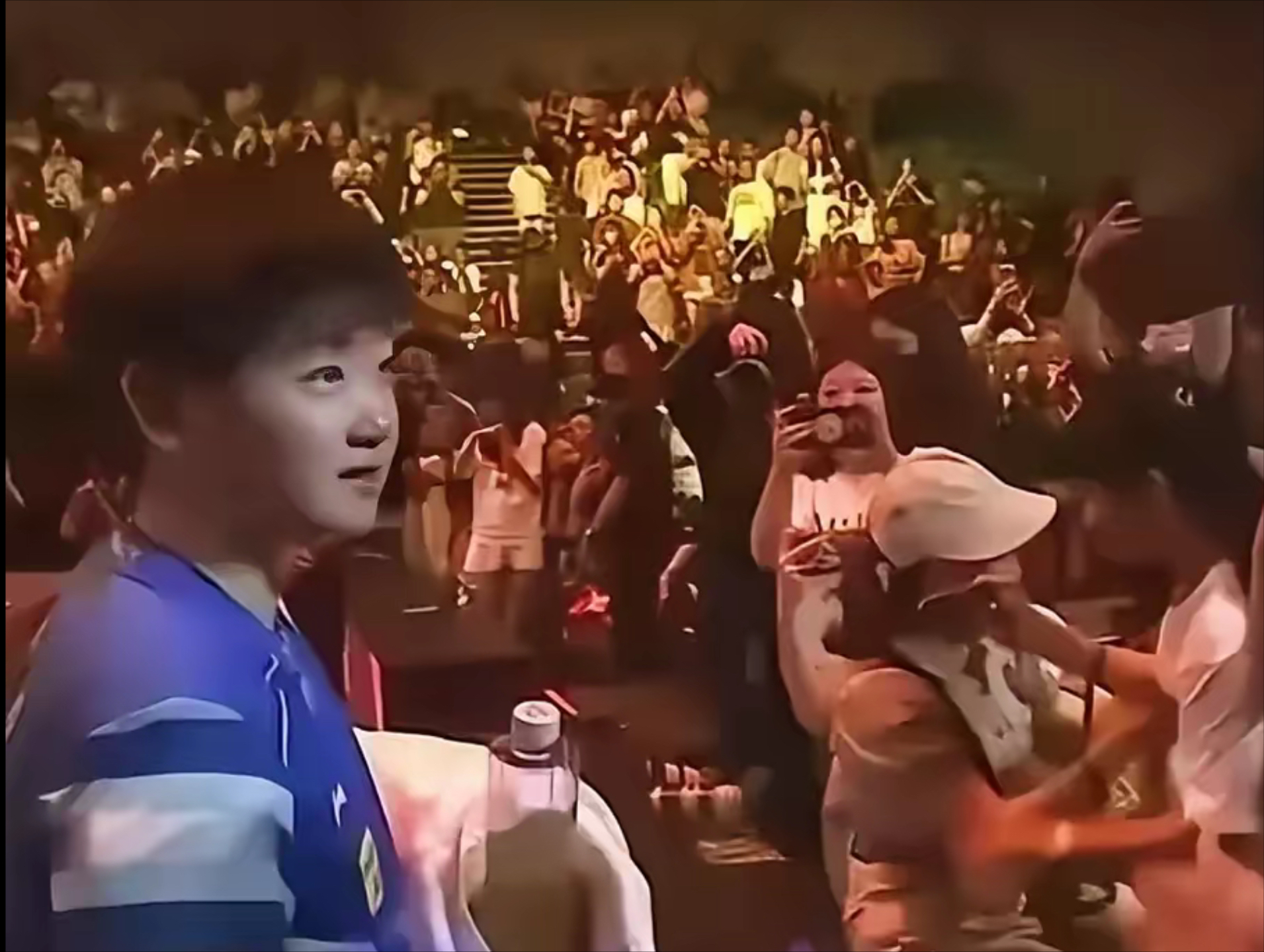 比赛进行得如火如荼，观众席气氛热络的简单介绍